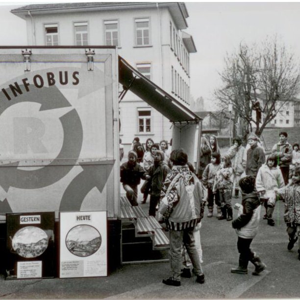 Ein Schwarzweiss-Foto des Infobusses mit vielen Kindern davor