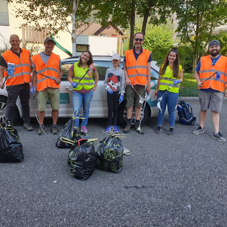 [Translate to Französisch:] Gruppenfoto des Swiss Recycling-Teams in Warnwesten