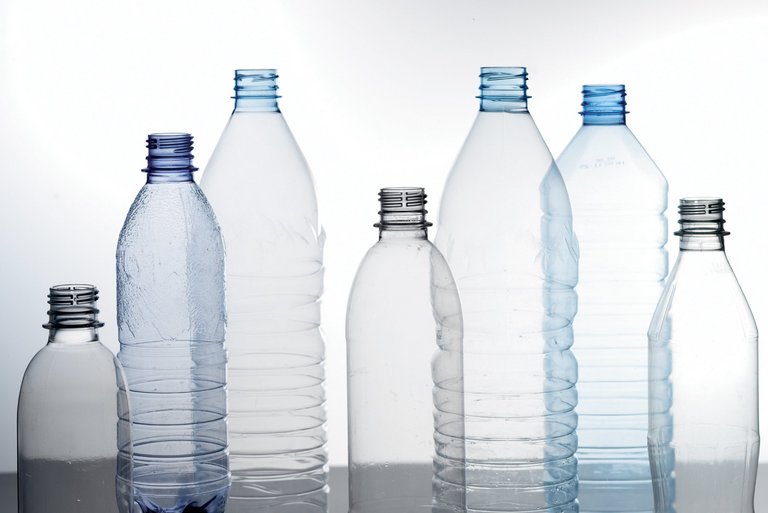PET-Getränkeflaschen in unterschiedlichen Grössen. 